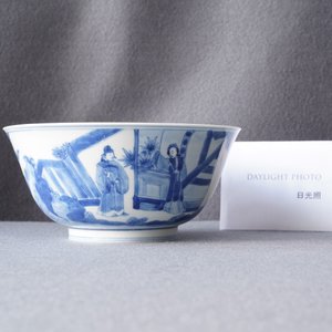 Een Chinese blauw-witte kom met decor van figuren in een landschap, Kangxi merk en periode — foto 13