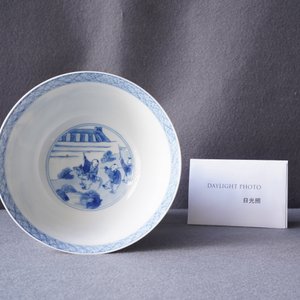 Een Chinese blauw-witte kom met decor van figuren in een landschap, Kangxi merk en periode — foto 14