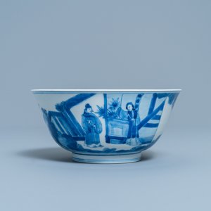 Een Chinese blauw-witte kom met decor van figuren in een landschap, Kangxi merk en periode — foto 4