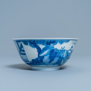 Een Chinese blauw-witte kom met decor van figuren in een landschap, Kangxi merk en periode — foto 5