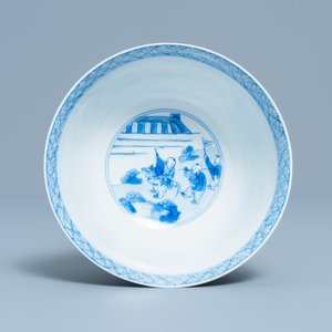 Een Chinese blauw-witte kom met decor van figuren in een landschap, Kangxi merk en periode — foto 6