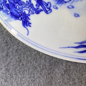 Een Chinese blauw-witte kom met draken en karpers, Xuande merk, Kangxi — foto 12