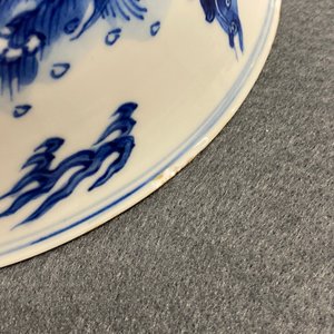 Een Chinese blauw-witte kom met draken en karpers, Xuande merk, Kangxi — foto 14