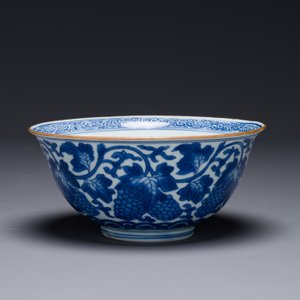 Een Chinese blauw-witte kom met druiven, Jiajing merk, Shunzhi/Kangxi — foto 2