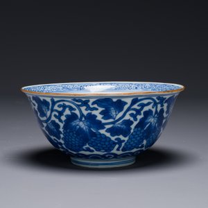 Een Chinese blauw-witte kom met druiven, Jiajing merk, Shunzhi/Kangxi — foto 3