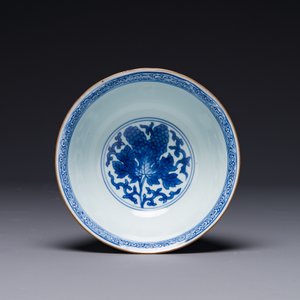 Een Chinese blauw-witte kom met druiven, Jiajing merk, Shunzhi/Kangxi — foto 5