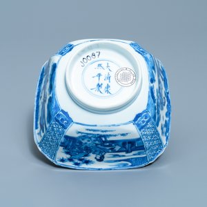 Een Chinese blauw-witte kom met een dame met kat, Kangxi merk en periode — foto 6