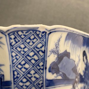 Een Chinese blauw-witte kom met een dame met kat, Kangxi merk en periode — foto 13