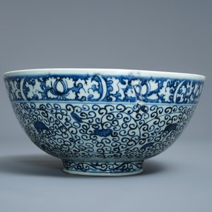 Een Chinese blauw-witte kom met een kylin en bloemslingers, Wanli — foto 4