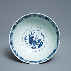 Een Chinese blauw-witte kom met een kylin en bloemslingers, Wanli — foto 6