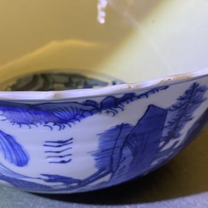 Een Chinese blauw-witte kom met een landschap met pagode, Wanli — foto 12