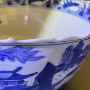 Een Chinese blauw-witte kom met een landschap met pagode, Wanli — foto 13