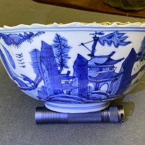 Een Chinese blauw-witte kom met een landschap met pagode, Wanli — foto 14