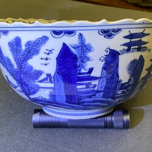 Een Chinese blauw-witte kom met een landschap met pagode, Wanli — foto 16