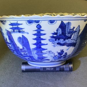 Een Chinese blauw-witte kom met een landschap met pagode, Wanli — foto 17