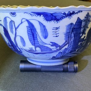 Een Chinese blauw-witte kom met een landschap met pagode, Wanli — foto 19