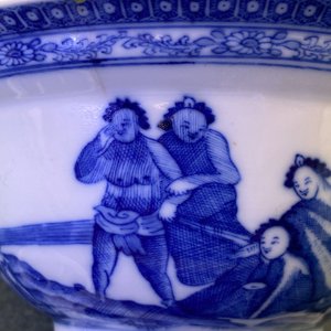 Een Chinese blauw-witte kom met een ongewoon decor met slaven, Qianlong — foto 11