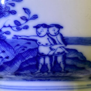 Een Chinese blauw-witte kom met een ongewoon decor met slaven, Qianlong — foto 13