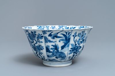 Een Chinese blauw-witte kom met fabeldieren en bloemen, Kangxi