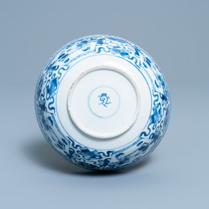 Een Chinese blauw-witte kom met figuratieve vlakken, Kangxi — foto 7