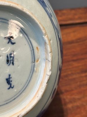 Een Chinese blauw-witte kom met figuren in een landschap, Chenghua merk, Chongzhen — foto 17