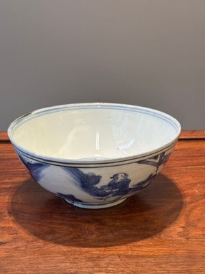 Een Chinese blauw-witte kom met figuren in een landschap, Chenghua merk, Chongzhen — foto 2