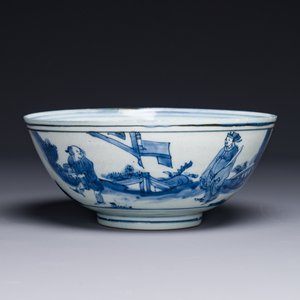 Een Chinese blauw-witte kom met figuren in een landschap, Chenghua merk, Chongzhen — foto 1