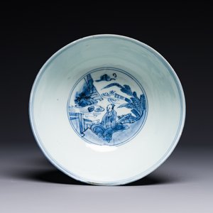 Een Chinese blauw-witte kom met figuren in een landschap, Chenghua merk, Chongzhen — foto 4