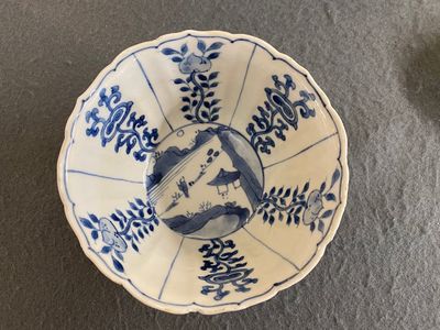 Een Chinese blauw-witte kom met figuren in een landschap, Chenghua merk, Kangxi — foto 1