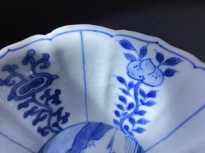Een Chinese blauw-witte kom met figuren in een landschap, Chenghua merk, Kangxi — foto 13