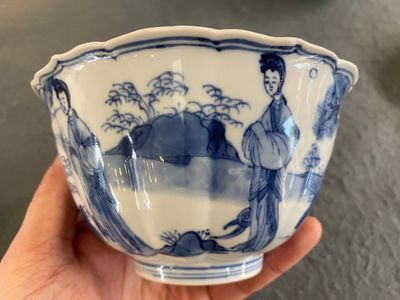 Een Chinese blauw-witte kom met figuren in een landschap, Chenghua merk, Kangxi — foto 7