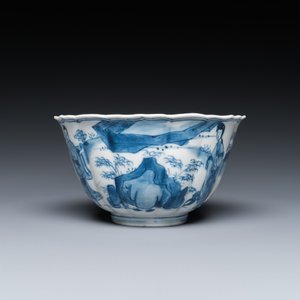 Een Chinese blauw-witte kom met figuren in een landschap, Chenghua merk, Kangxi — foto 5