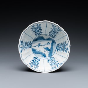 Een Chinese blauw-witte kom met figuren in een landschap, Chenghua merk, Kangxi — foto 6