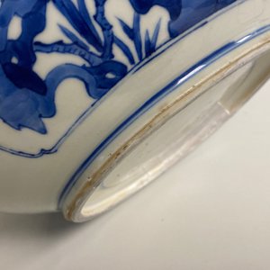 Een Chinese blauw-witte kom met figuren in een landschap, Kangxi — foto 14