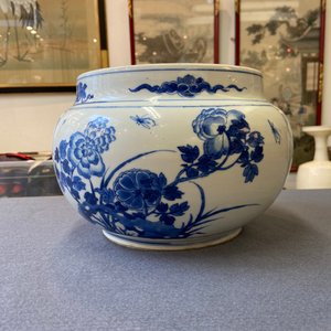 Een Chinese blauw-witte kom met figuren in een landschap, Kangxi — foto 18