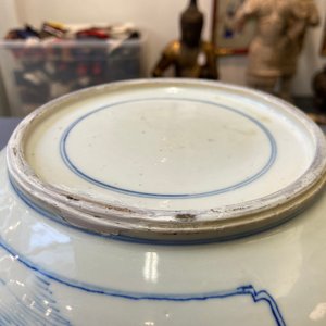 Een Chinese blauw-witte kom met figuren in een landschap, Kangxi — foto 22