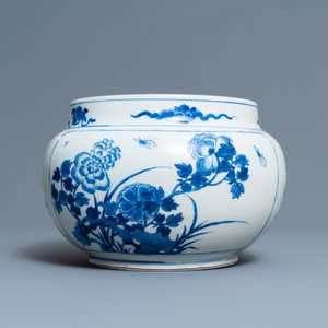 Een Chinese blauw-witte kom met figuren in een landschap, Kangxi — foto 4