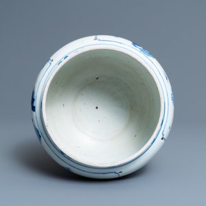 Een Chinese blauw-witte kom met figuren in een landschap, Kangxi — foto 6