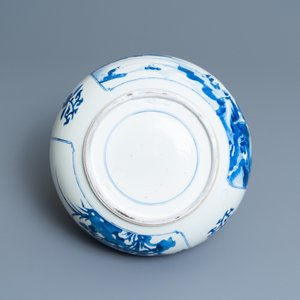 Een Chinese blauw-witte kom met figuren in een landschap, Kangxi — foto 7