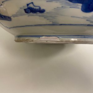 Een Chinese blauw-witte kom met figuren in een landschap, Kangxi — foto 8