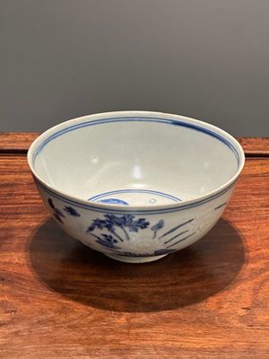 Een Chinese blauw-witte kom met floraal decor uit het Hatcher scheepswrak, Transitie periode — foto 1