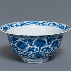 Een Chinese blauw-witte kom met florale slingers, Kangxi — foto 1