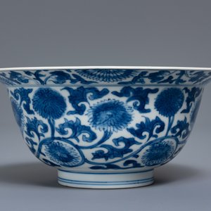 Een Chinese blauw-witte kom met florale slingers, Kangxi — foto 2