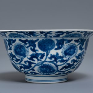 Een Chinese blauw-witte kom met florale slingers, Kangxi — foto 3