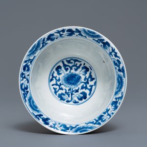 Een Chinese blauw-witte kom met florale slingers, Kangxi — foto 6