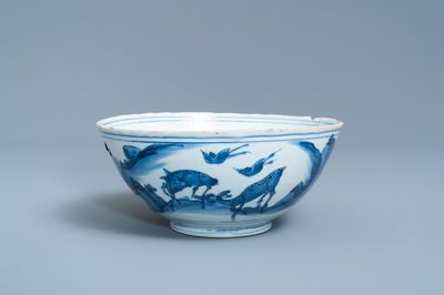 Een Chinese blauw-witte kom met herten in een landschap, Chenghua merk, Ming
