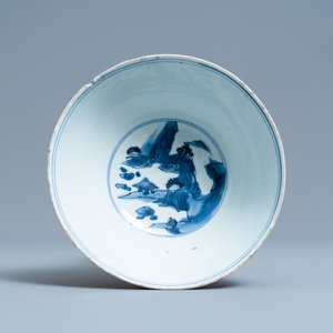 Een Chinese blauw-witte kom met herten in een landschap, Chenghua merk, Ming — foto 6