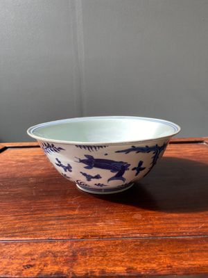Een Chinese blauw-witte kom met karpers, Chenghua merk, Kangxi — foto 1
