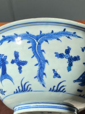 Een Chinese blauw-witte kom met karpers, Chenghua merk, Kangxi — foto 7