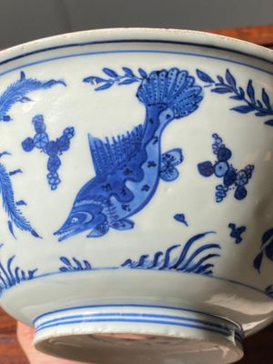Een Chinese blauw-witte kom met karpers, Chenghua merk, Kangxi — foto 10